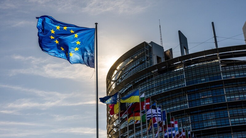 Die Flaggen der Europäischen Union, der Ukraine und der Mitgliedsstaaten der EU wehen vor dem Europäischen Parlament in Straßburg. Die Deutschen blicken noch vergleichsweise optimistisch auf die EU.