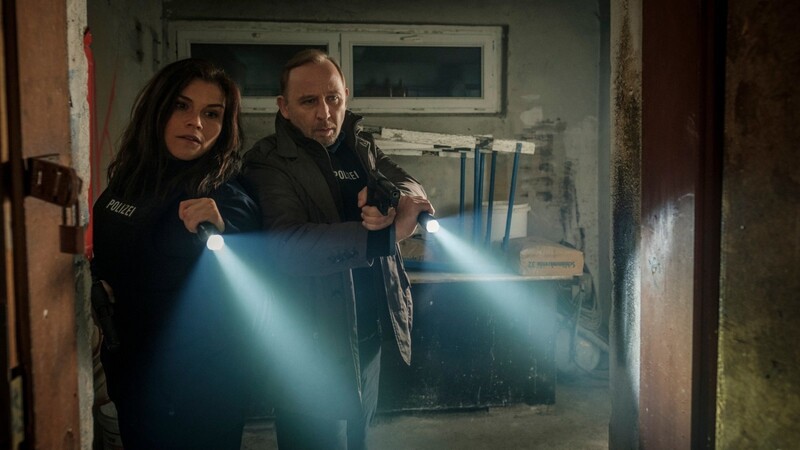 Nina Petersen (Katharina Wackernagel) und Karl Hidde (Alexander Held) stürmen eine verlassene Lagerhalle.