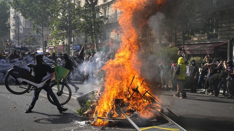 Ein Demonstrant hebt ein Fahrrad während eines Protests. Mit einer möglicherweise letzten Welle landesweiter Proteste und vereinzelter Streiks versuchen die französischen Gewerkschaften, den Widerstand gegen das höhere Renteneintrittsalter von Präsident Macron neu zu entfachen.