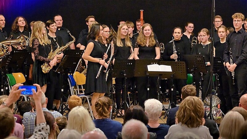 Das Sinfonische Blasorchester Geisenhausen spielte am Ende des Konzerts zwei Zugaben für das begeisterte Publikum.