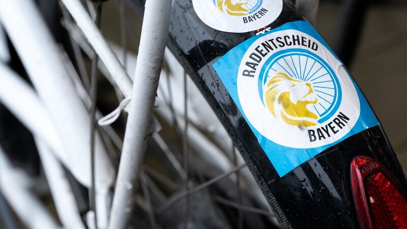 Ein Aufkleber mit der Aufschrift "Radentscheid Bayern" ist am Schutzblech von einem Fahrrad zu sehen. Am Mittwoch entscheidet der Bayerische Verfassungsgerichtshof darüber, ob das geforderte Rad-Volksbegehren rechtlich zulässig ist.