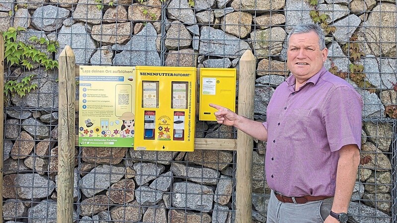Bürgermeister Hans Laumer vor dem "Bienenfutterautomaten "
