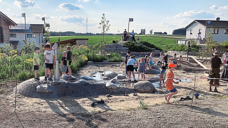Die neue Begegnungsfläche "Grüne Mitte" im Baugebiet Burger Feld enthält auch einen Wasserspielplatz.