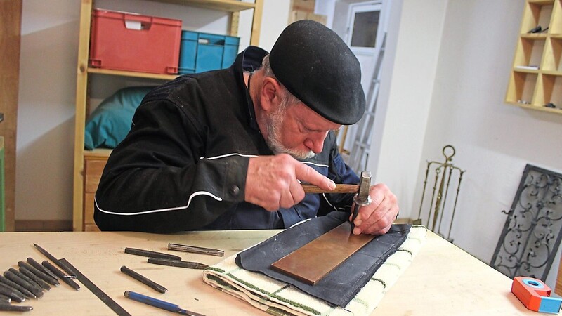 In seiner Kellerwerkstatt in Viechtach schafft Karl Reitmeier die metallenen Schrifttafeln.