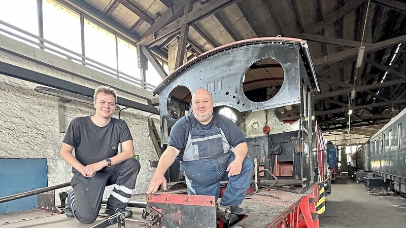 Max Umlauft (links) und Richard Taschner auf der Dampflok 70 083 - wie unschwer zu erkennen ist, fehlt der über 100 Jahre alten Lokomotive ein wichtiges Detail: der Kessel. Der wies schwere Schäden auf und muss aktuell für den Bayerischen Localbahnverein repariert werden.