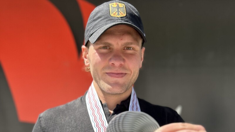Da ist das Ding! Parker Tuomie präsentiert stolz seine Silbermedaille, die der Stürmer der Straubing Tigers mit der DEB-Auswahl bei der Weltmeisterschaft gewonnen hat.