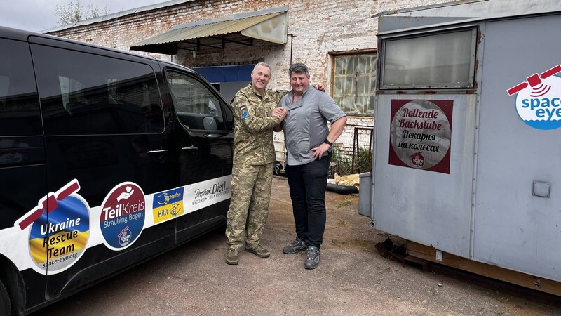 Das aktuelle Projekt von Reiner Dietl (rechts) ist eine mobile Backstation für die vom Krieg betroffenen Gebiete im Osten der Ukraine. Dieses Foto entstand bei der Übergabe der mobilen Bäckerei von Verkäufer Alexander Bylov an Dietl.