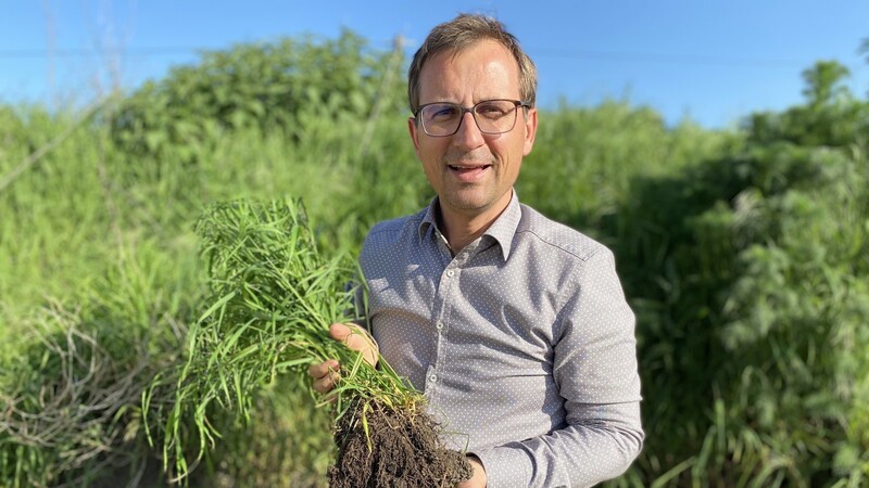 Franz Rösl, Vorsitzender der IG gesunder Boden, zeigt, wie gesunde Pflanzenwurzeln aussehen.