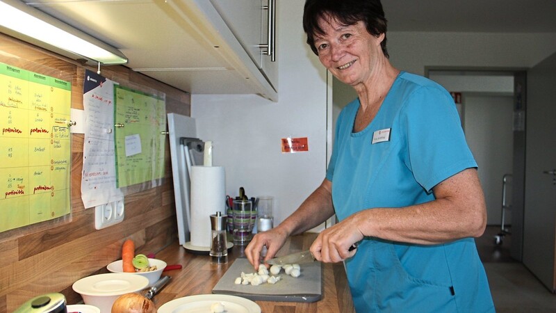Maria Schilling schneidet Mozzarella in Würfel. Der Käse kommt zusammen mit Spinat in gefüllte Pfannkuchen. Die 60-Jährige gehört seit der Eröffnung des Johannes-Hospizes 2014 zum Hauswirtschaftsteam.