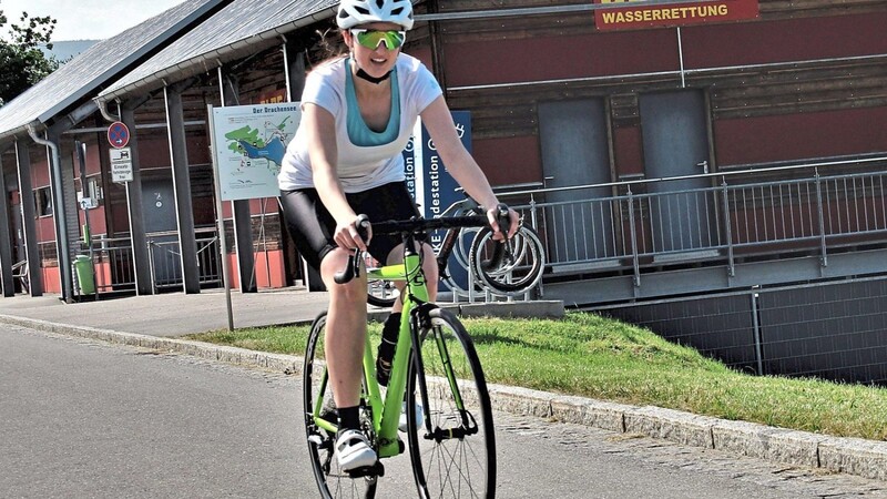 Ist beim Drachentriathlon 2023 das erste Mal am Start: Lara Lössl aus Grabitz trainiert am Drachensee die Fahrt auf dem Rennrad.