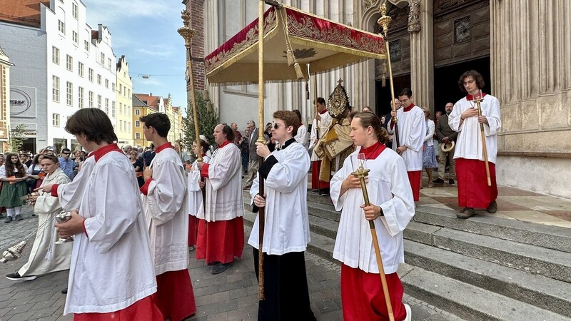 Die Prozession begann wie üblich vor St. Martin, nachdem das Allerheiligste aus der Kirche getragen worden war.