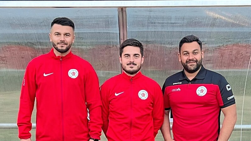 Mirza Hasanovic (links) und Asllan Shalaj (Mitte) werden in Zukunft das spielende Trainerduo beim SV Türk Gücü Straubing bilden, darüber freut sich der Sportliche Leiter Onur Örs (rechts).