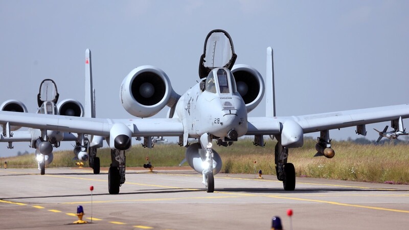 Zwei Kampfflugzeuge A10 der US-Airforce rollen auf die Startbahn. Das Lufwaffenmanöver "Air Defender" unter deutscher Führung ist das größte seit Bestehen der Nato.