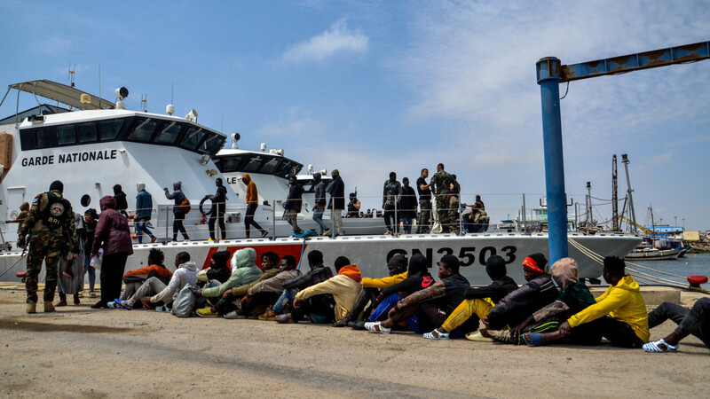 Subsaharische Migranten, die von der tunesischen Marine-Nationalgarde im Mittelmeer abgefangen wurden, warten im Hafen. Die Asylverfahren in der EU sollen angesichts der Probleme mit illegaler Migration deutlich verschärft werden.