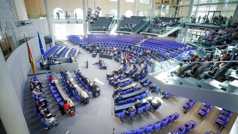 Mit derzeit 736 Abgeordneten ist der Bundestag das größte frei gewählte Parlament der Welt. Das neue Wahlrecht deckelt die Zahl der Sitze nun bei 630.