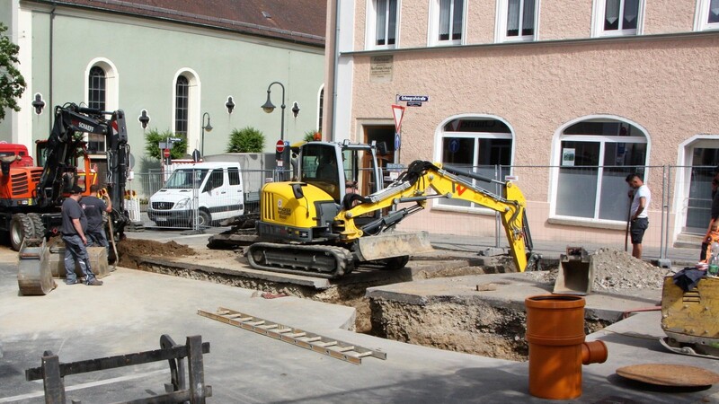 Wie bei der Kanal-Sanierung in der Chamer Innenstadt, sind die Baustellen zeitlich oft eng getaktet. Das nötige Material wird deshalb schon Wochen vorher eingelagert, damit es zu keinen Verzögerungen kommt.  Foto: