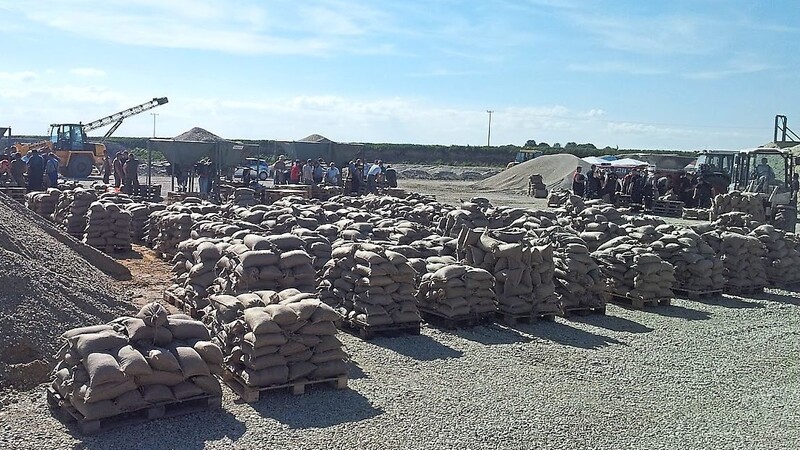 Es wurden etwa 200 000 Sandsäcke gefüllt, geschleppt, gestapelt und abtransportiert.