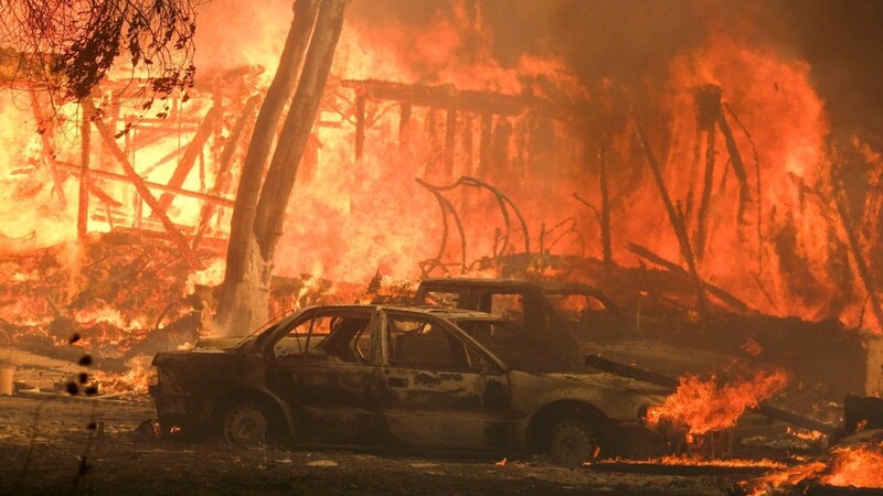 Die schweren Waldbrände in Kalifornien haben zu stellenweise katastrophaler Zerstörung geführt und nach Angaben der Behörden mindestens neun Menschen das Leben gekostet.
