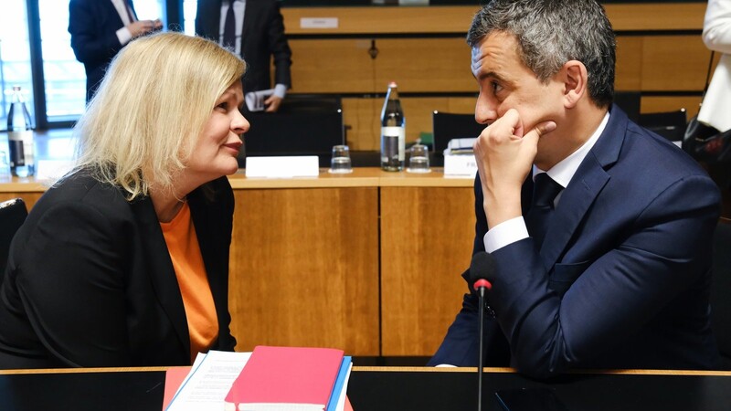 Die deutsche Innenministerin Nancy Faeser unterhält sich beim Treffen in Luxemburg mit dem französischen Innenminister Gérald Darmanin.
