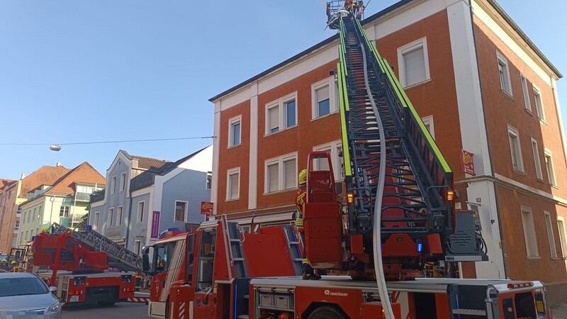 Die Landshuter Feuerwehr rückte am Sonntagmorgen zu einem Dachstuhlbrand an der Seligenthaler Straße an.