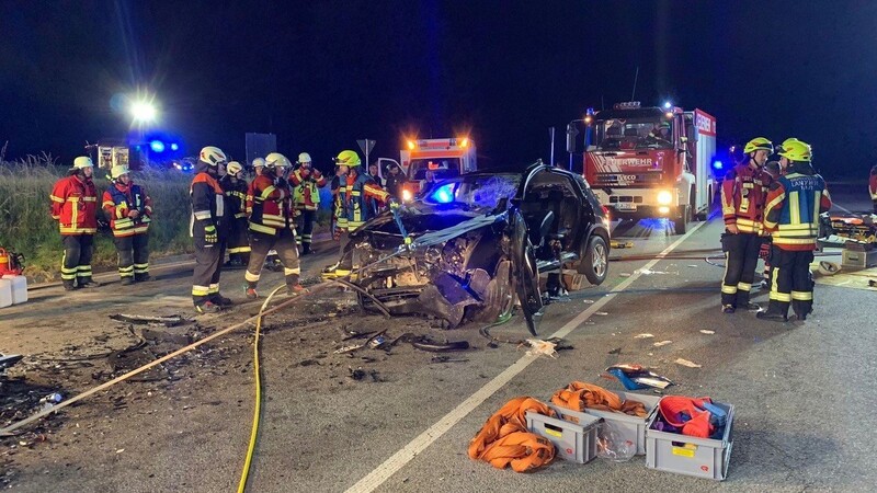Auf der B299 bei Landshut sind in der Nacht auf Sonntag zwei Autos zusammengestoßen. Beide Fahrer erlagen später ihren schweren Verletzungen.