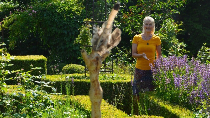 Im Bauerngarten zwischen den Buchshecken pflanzt Ingrid Zaglmann Gemüse.