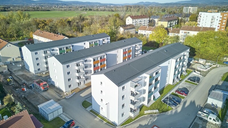 Für rund 15 Millionen Euro hat die Städtische Wohnungsbau GmbH in den vergangenen drei Jahren an der Reichenberger Straße insgesamt 72 Wohnungen in drei Häusern errichtet.