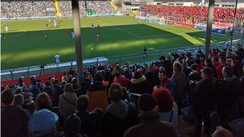 Das USK (Bildmitte) stürmt auf die Haupttribüne des Grünwalder Stadions.