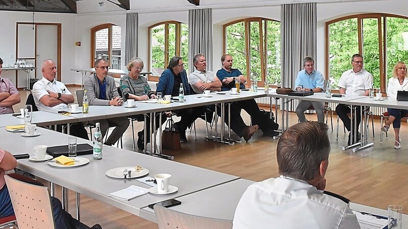 Zum Sicherheitsgespräch für den südlichen Landkreis Landshut waren die Bürgermeister aus den Gemeinden, die im Zuständigkeitsbereich der Polizeiinspektion Vilsbiburg liegen, in den Bürgersaal in Bonbruck gekommen.