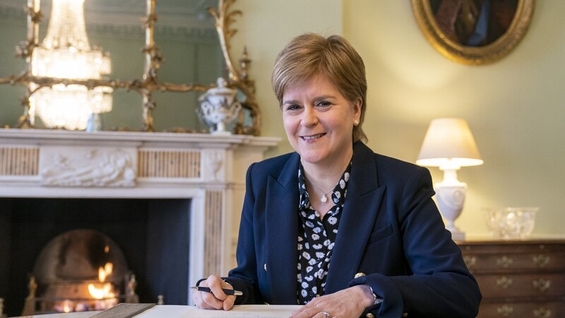 Die frühere schottische Regierungschefin Nicola Sturgeon ist im Zuge von Ermittlungen zu finanziellen Ungereimtheiten in ihrer Partei festgenommen worden. Was wussten sie und ihr Nachfolger Humza Yousaf?