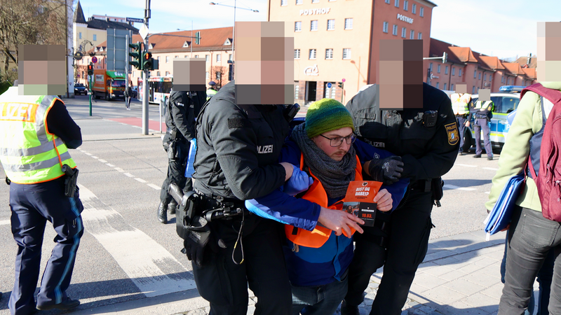 Simon Lachner wurde bereits früher bei Straßenblockade-Aktionen in Regensburg abgeführt. Am Montag wurde der Klimaaktivist bereits im Vorfeld einer geplanten Aktion in Präventivhaft genommen.