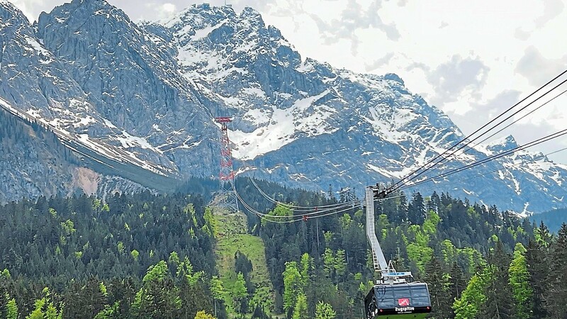 Mit der Seilbahn geht's in rund zehn Minuten auf den höchsten Berg Deutschlands. Während der Fahrt hat man einen traumhaften Blick auf die Zugspitze und den Eibsee auf der anderen Seite.