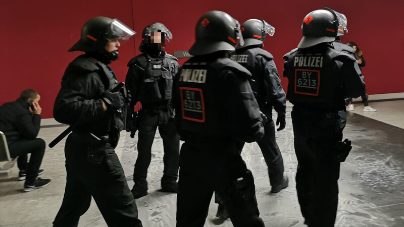 Spezialkräfte der Polizei nach der Partie an der U-Bahnstation "Wettersteinplatz".