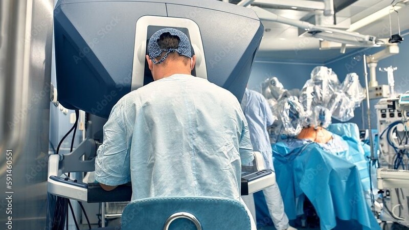 Bei der roboterunterstützten Chirurgie sitzt der Operateur an einer Konsole. Die Arme einer Maschine machen das, was er vorgibt.