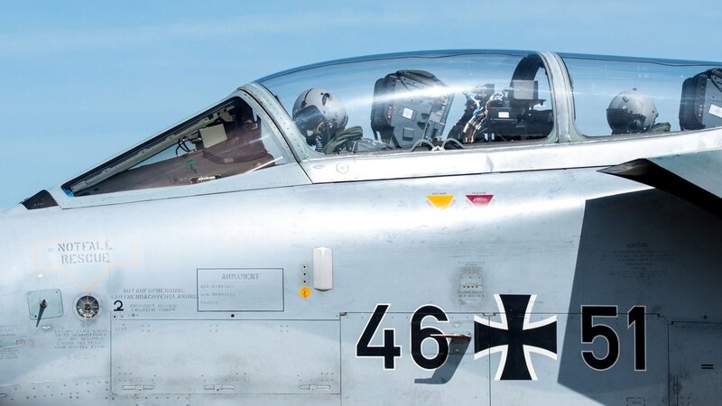 Ein Flugzeug vom Typ Tornado fährt zur Luftwaffen-Übung "Air Defender 2023" über den Luftwaffenstützpunkt Jagel.