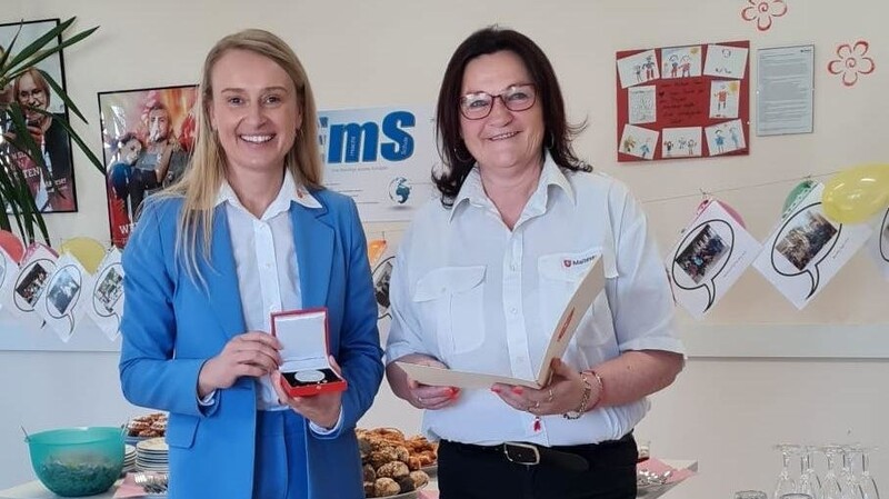 Für ihre 25-jährige Tätigkeit in der Geschäftsstelle Cham erhält Martina Vogl (rechts) eine Auszeichnung durch Diözesan-Geschäftsführerin Michaela Hutzler.