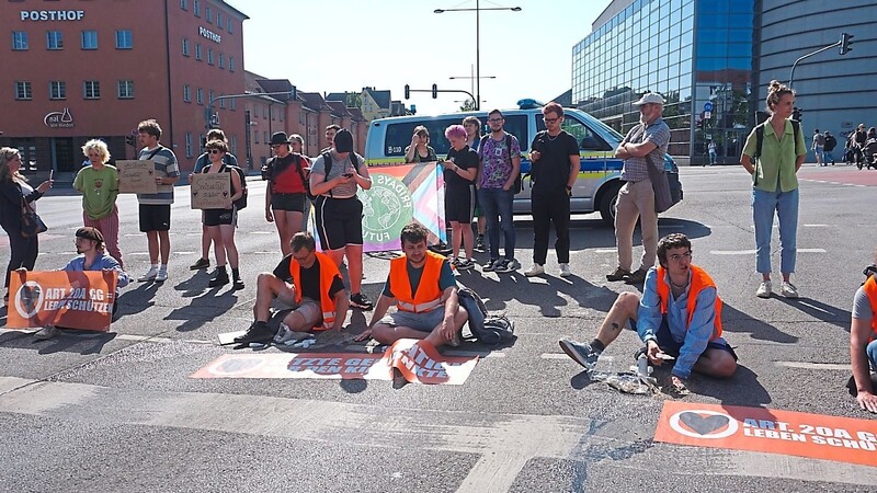 Aktivisten klebten sich am Montagnachmittag an der Kreuzung bei den Arcaden fest - mit Klebstoff und Beton.