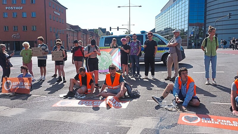 Aktivisten klebten sich am Montagnachmittag an der Kreuzung bei den Arcaden fest - mit Klebstoff und Beton.