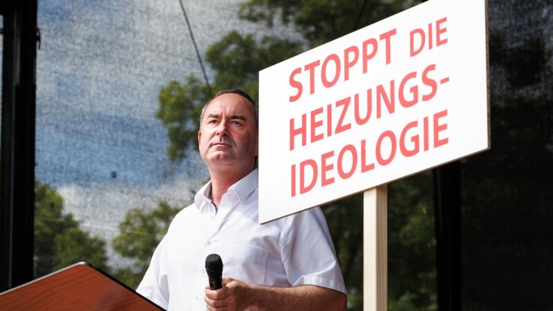 Nach seiner umstrittenen Rede gegen das Heizungsgesetz hagelt es Kritik an Bayerns Regierungsvize Aiwanger. Der wittert dahinter eine "linke Masche".