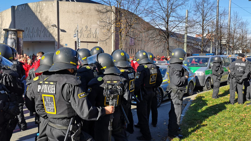 Alles im Blick: das USK der Münchner Polizei vor dem Grünwalder Stadion.