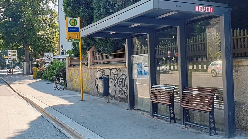 Die beiden Bänke an der Bushaltestelle Taxisstraße haben keine Sitzfläche. Es handelt sich um sogenannte "Anlehnstützbänke".