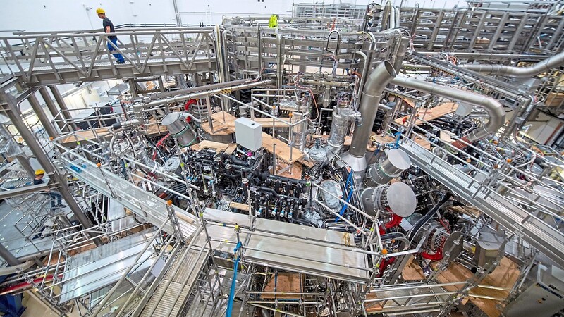Das Max-Planck-Institut für Plasmaphysik hat in Greifswald (Mecklenburg-Vorpommern) den Forschungsreaktor "Wendelstein 7-X" in Betrieb genommen. Die Anlage selbst liefert noch keine Fusionsenergie, sondern dient der Grundlagenforschung und soll die Kraftwerkstauglichkeit von Fusionsanlagen des Typs "Stellarator" nachweisen.