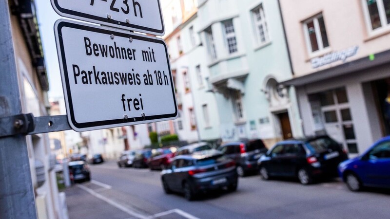 In Bayern dürfte es auf absehbare Zeit keine rechtliche Grundlage geben, auf deren Basis Kommunen in Bayern auf eigenen Wunsch hin deutlich höhere Gebühren für Anwohnerparkausweise verlangen können. (Symbolbild)