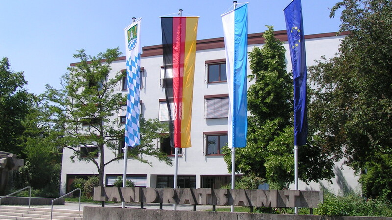 Das Landratsamt Straubing-Bogen im Flaggenschmuck