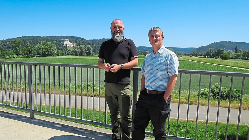 Christoph Bauer (links) und Christian Stierstorfer vor der Walhalla und den großen Waldgebieten am Donaurandbruch, die jetzt als Windkraftstandorte im Gespräch sind.