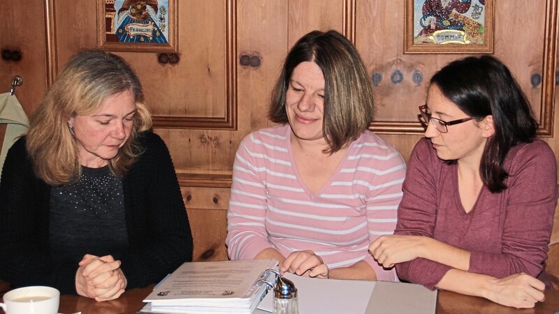 Beim Pressegespräch in der Waldmünchner Stub'n legten sie die Karten auf den Tisch: stellvertretende Vorsitzende Claudia Schimmele, Jugendwartin Veronika Eberhardt sowie Vorsitzende und Kassenwartin Anita Mosch (von links).