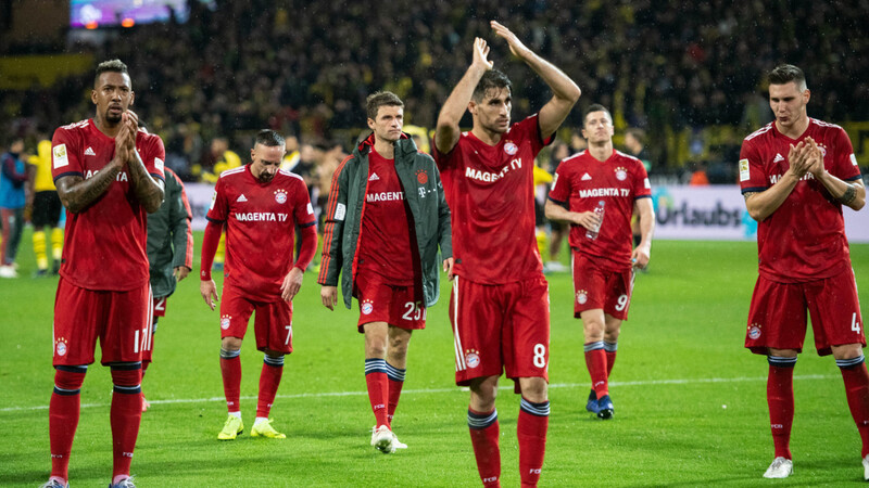 Dank an die mitgereisten Fans: Die Bayern-Spieler nach der Partie im Dortmunder Signal-Iduna-Park.