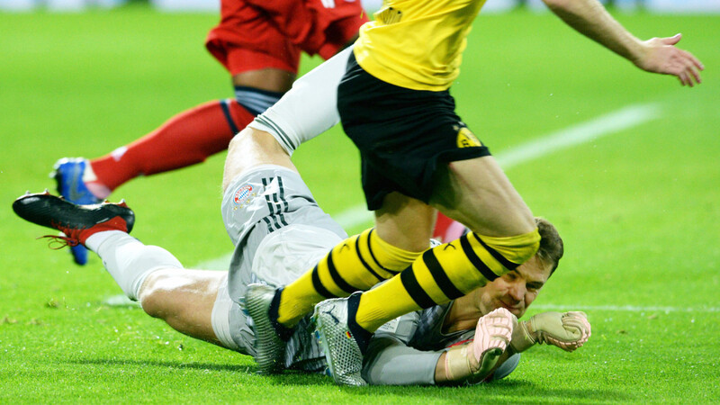 Polarisierende Szene: Bayern-Keeper Manuel Neuer verursacht gegen BVB-Star Marco Reus einen Foulelfmeter.
