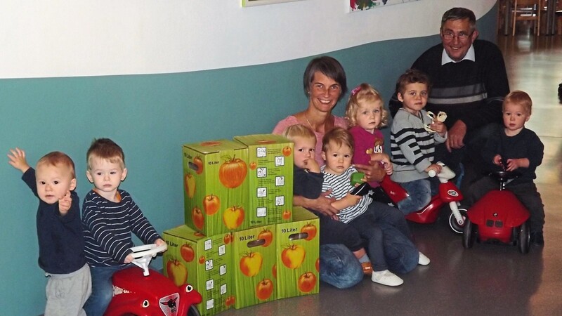 Die Kinder freuten sich sehr über den Apfelsaft, den der Gartenbauverein Metten gespendet hat.