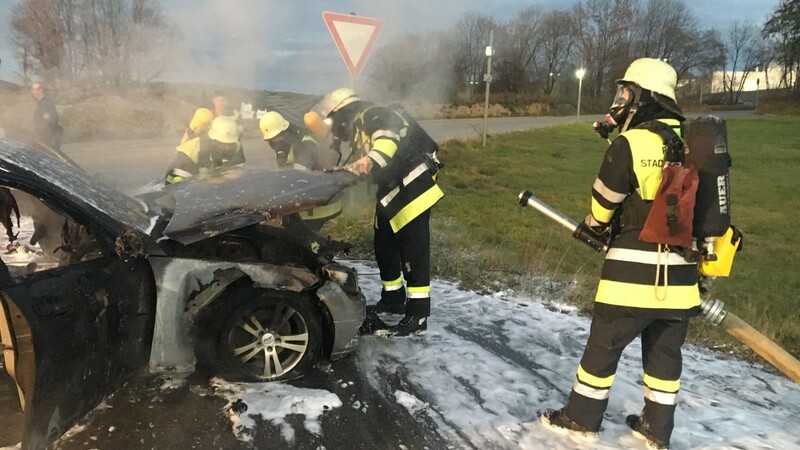 Einsatzkräfte der Feuerwehr Bad Kötzting waren am Sonntag bei einem Fahrzeugbrand gefordert.